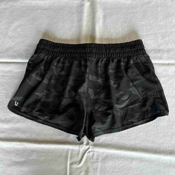 Vuori Clementine Short S Black Watercolor Camo - Picture 4 of 10